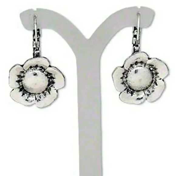 Antiqued Silver Pewter Hammered Look Metal Flower Leverback Dangle Earrings - Picture 1 of 1